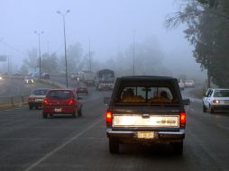 La neblina afectó notablemente la visibilidad de peatones y automovilistas. ARCHIVO  /
