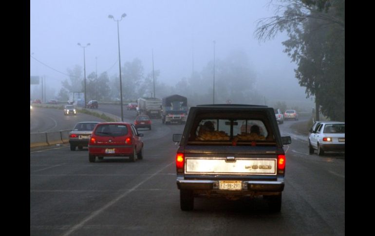 La neblina afectó notablemente la visibilidad de peatones y automovilistas. ARCHIVO  /