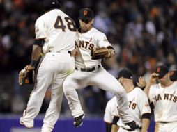 Los jugadores de los Gigantes de San Francisco celebran el triunfo de su equipo sobre los Dodgers de Los Ángeles. EFE  /