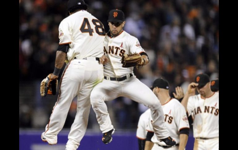 Los jugadores de los Gigantes de San Francisco celebran el triunfo de su equipo sobre los Dodgers de Los Ángeles. EFE  /