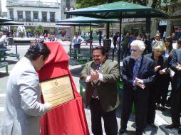 Se develó la placa donde se pone de manifiesto el nuevo nombre del lugar 'Plaza Universidad de las sombrillas'. O. GARCÍA  /