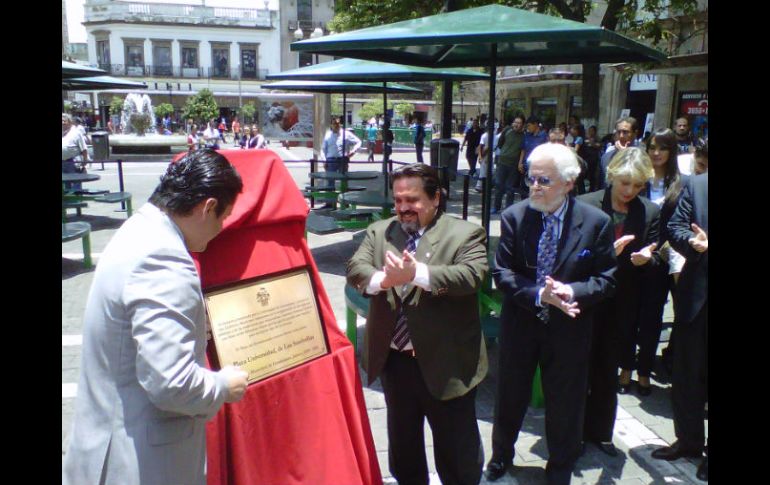 Se develó la placa donde se pone de manifiesto el nuevo nombre del lugar 'Plaza Universidad de las sombrillas'. O. GARCÍA  /