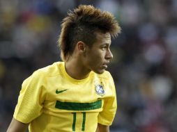 Neymar da Silva mantendrá su contrato con el Santos de Brasil durante cuatro años más. AP  /