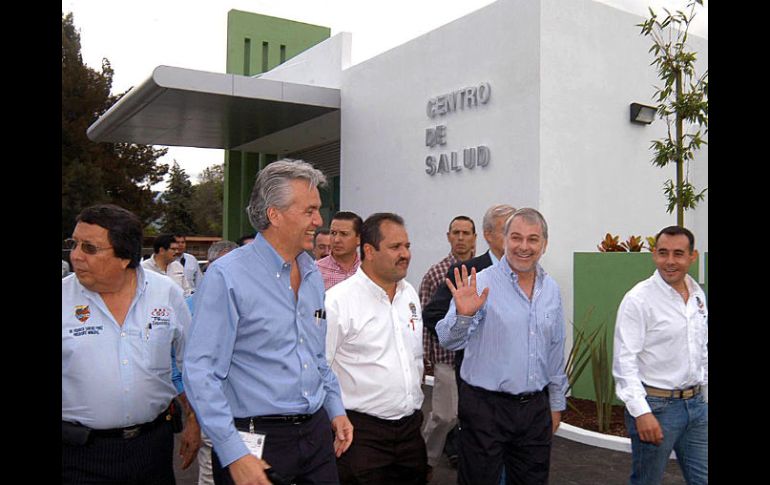 El gobernador de Jalisco saluda durante la inauguración del Cisame, en Ciudad Guzmán. ESPECIAL  /