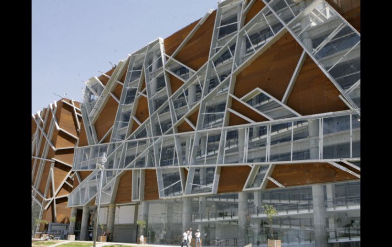 Edificio de la  biblioteca  Juan José Arreola, que será entregado el próximo 27 de julio. M. FREYRÍA  /