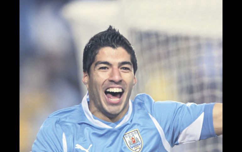 El uruguayo Luis Suárez festeja su segunda anotación. ESPECIAL  /