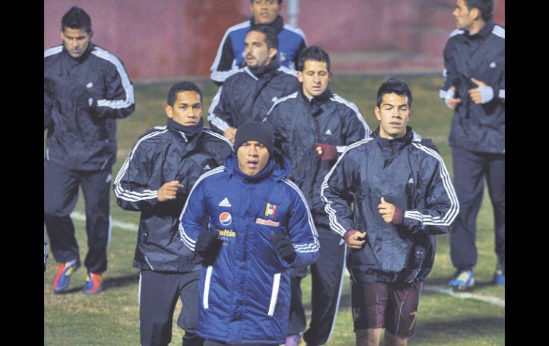 Los venezolanos trotan en la cancha del estadio en Mendoza. EFE  /