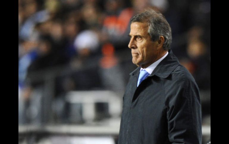 El D.T. Óscar Tabárez durante el partido de Uruguay contra Perú. AFP  /