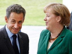 Angela Merkel da la bienvenida al presidente francés, Nicolas Sarkozy. AP  /