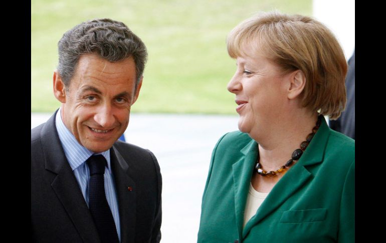 Angela Merkel da la bienvenida al presidente francés, Nicolas Sarkozy. AP  /