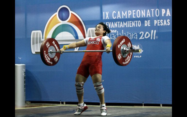 La mayoría de las atletas menores de edad han demostrado tener gran fuerza, como la pesista Susana Fuentes. MEXSPORT  /