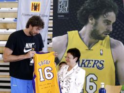 Pau Gasol entrega una camiseta firmada a la presidenta de la Diputación de Alicante, Luisa Pastor. EFE  /