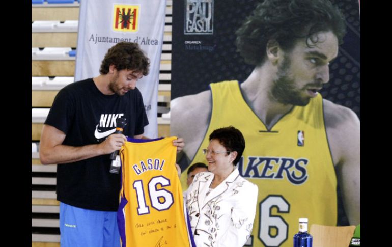 Pau Gasol entrega una camiseta firmada a la presidenta de la Diputación de Alicante, Luisa Pastor. EFE  /