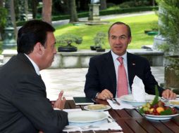 Humberto Moreira (izq.), dirigente nacional del PRI, y el Presidente Felipe Calderón se reunieron en Los Pinos. EL UNIVERSAL  /