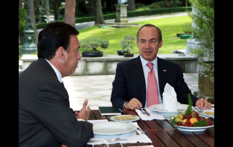 Humberto Moreira (izq.), dirigente nacional del PRI, y el Presidente Felipe Calderón se reunieron en Los Pinos. EL UNIVERSAL  /