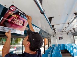 Se pretende que tanto operadores como pasajeros eviten el cigarro cuando viajan en los camiones.  A. GARCÍA  /