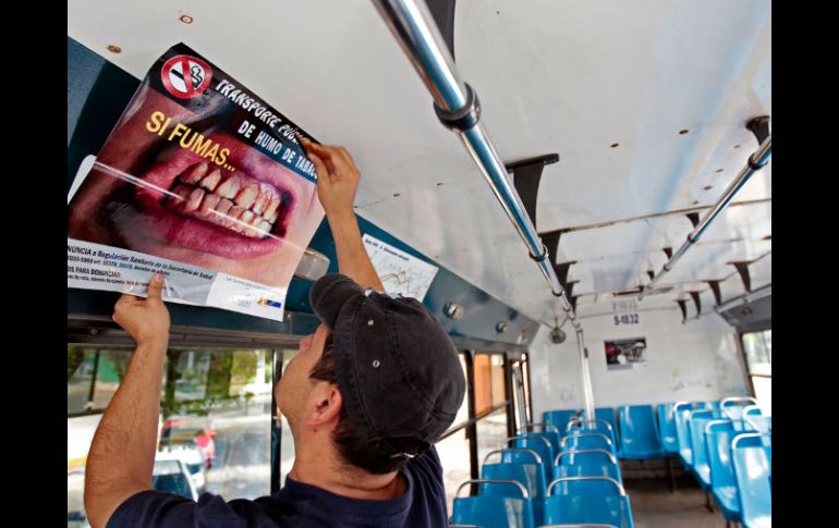 Se pretende que tanto operadores como pasajeros eviten el cigarro cuando viajan en los camiones.  A. GARCÍA  /