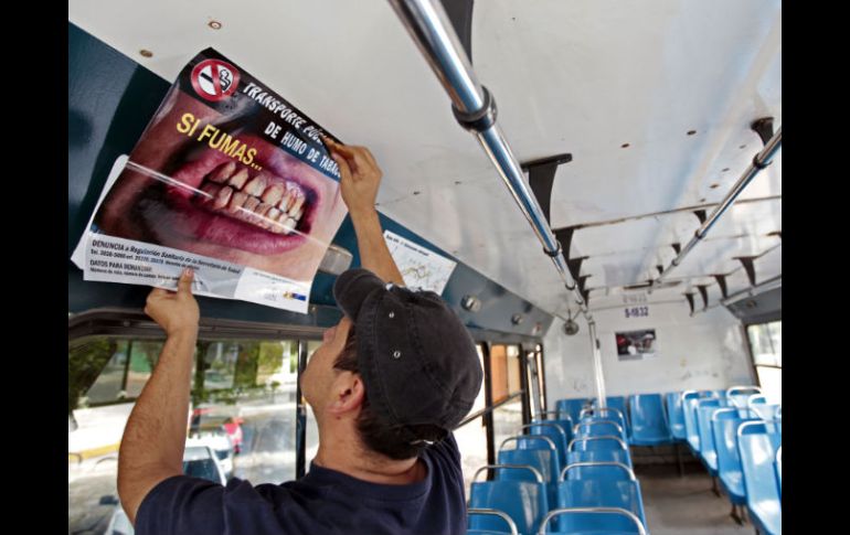 Ayer se colocaron calcomanías en unidades del transporte público, las cuales hacen referencia el daño por el tabaco. A. GARCÍA  /