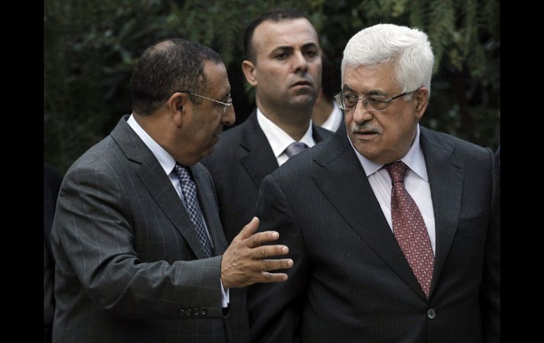 El presidente de la Autoridad Nacional Palestina, Mahmoud Abbas (d), junto al secretario general de la Unión por el Mediterráneo. EFE  /