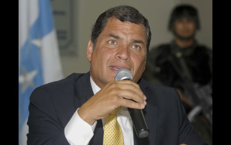 Rafael Correa habla tras una audiencia en la que el diario ofreció rectificar la columna que él consideró ofensiva. EFE  /