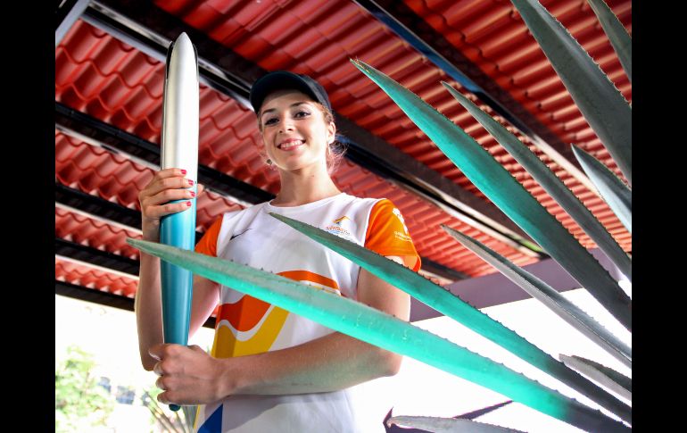 La gimnasta tapatía Cynthia Valdez con la antorcha panamericana. E. BARRERA  /