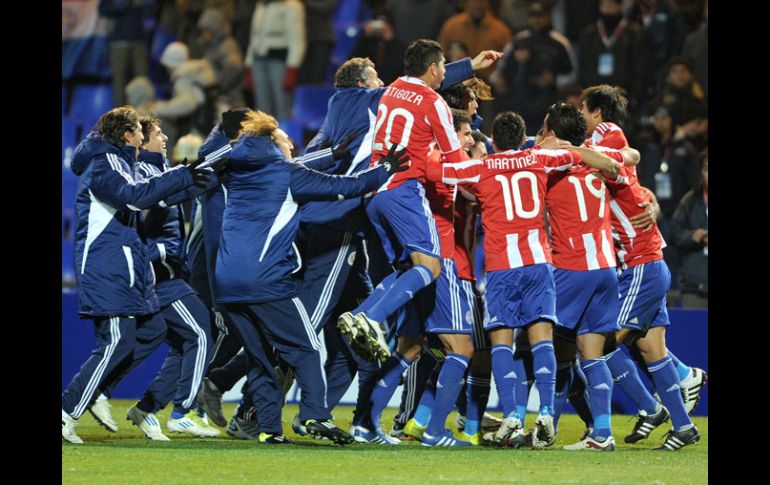 Los paraguayos, jubilosos tras conseguir el pase a la final de la Copa América 2011. AFP  /