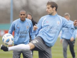 Sebastián Eguren controla la pelota ante la mirada de Abel Hernández durante un entrenamiento de la Selección uruguaya. REUTERS  /