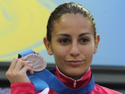 Paola Espinosa muestra la medalla de bronce obtenida en plataforma femenina de 10 metros. AFP  /