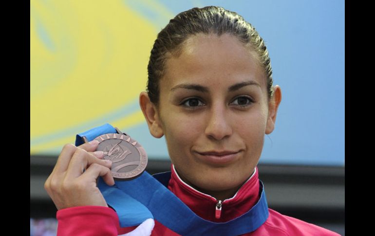 Paola Espinosa muestra la medalla de bronce obtenida en plataforma femenina de 10 metros. AFP  /