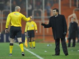 El árbitro Francisco Chacón dialoga con el entrenador Farías de Venezuela durante la semifinal ante Paraguay. AFP  /