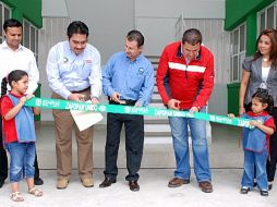 El alcalde Héctor Vielma acudió a la entrega del centro, donde cortó el listón de inauguración. ESPECIAL  /