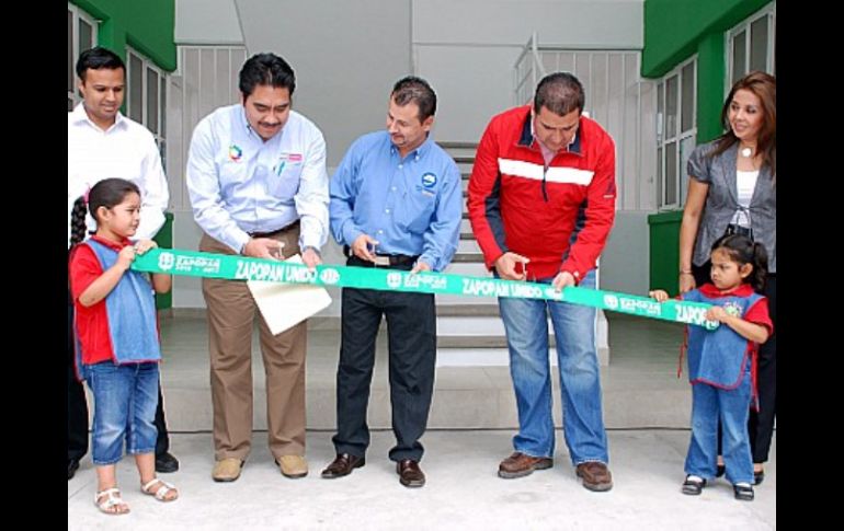 El alcalde Héctor Vielma acudió a la entrega del centro, donde cortó el listón de inauguración. ESPECIAL  /