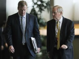 El comisionado Roger Goodell charla con el dueño de los potros de Indianápolis sobre los acuerdos en la reunión. REUTERS  /