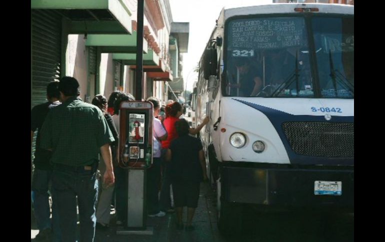 Dos de cada tres tapatíos se mueven en autobús. ARCHIVO  /