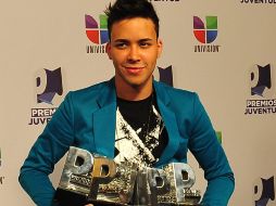 El cantante Prince Royce posa  con los galardones que ganó en los Premios Juventud en Miami. EFE  /