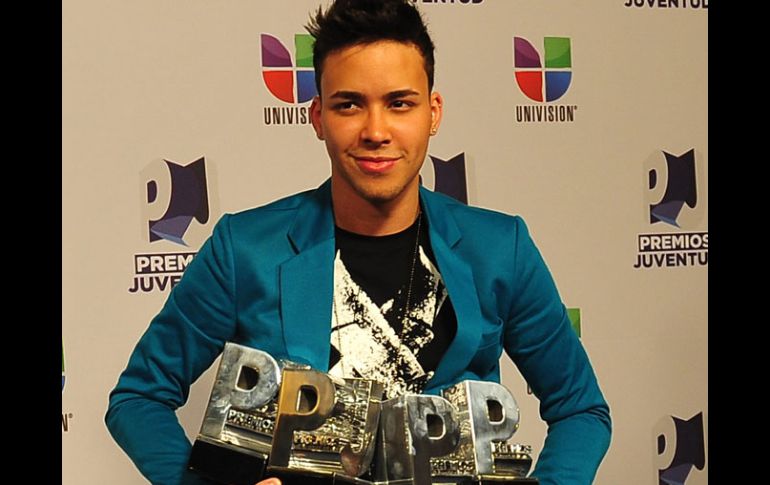 El cantante Prince Royce posa  con los galardones que ganó en los Premios Juventud en Miami. EFE  /