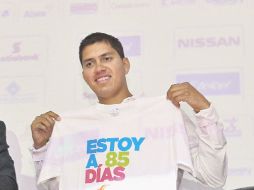 El nuevo embajador recibió la playera de los 85 días que faltan para que comiencen los Juegos de Guadalajara 2011. E. PACHECO  /