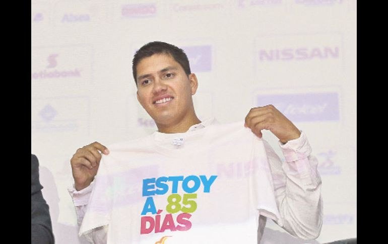 El nuevo embajador recibió la playera de los 85 días que faltan para que comiencen los Juegos de Guadalajara 2011. E. PACHECO  /