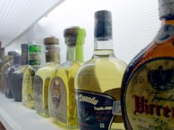 La venta de tequila adulterado perjudica con mayor peso a las destilerías enfocadas a vender en el mercado doméstico. ARCHIVO  /