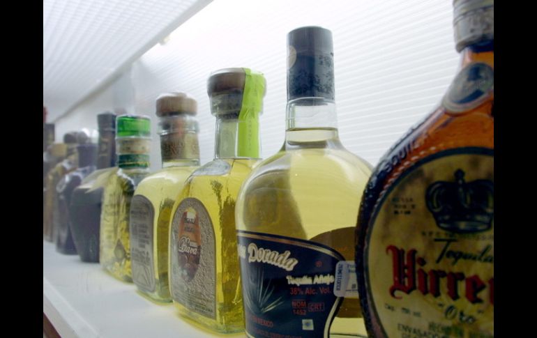 La venta de tequila adulterado perjudica con mayor peso a las destilerías enfocadas a vender en el mercado doméstico. ARCHIVO  /