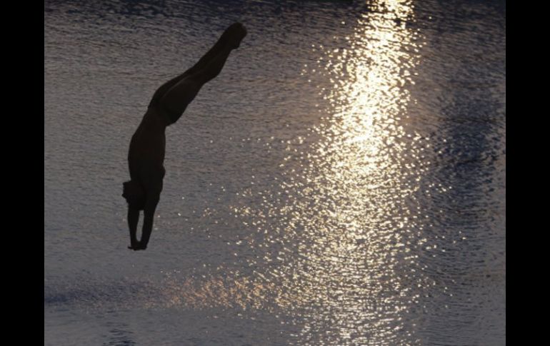 El clavadista mexicano, Julián Sánchez, durante la prueba de salto de tres metros en trampolín, en Shanghai, China. EFE  /