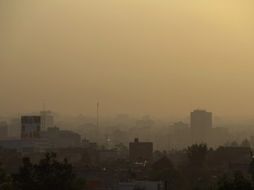 La presencia de los aerosoles en la atmósfera causa, en parte, las brumas que palidecen los cielos sobre grandes ciudades. REUTERS  /