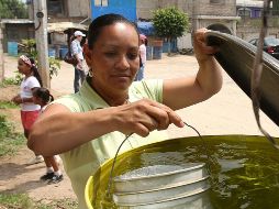 Las medidas para evitar el desperdicio son: campañas en radio y televisión, subir las tarifas del agua y una posible escasez. ARCHIVO  /