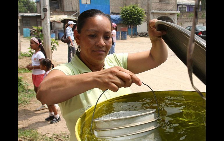 Las medidas para evitar el desperdicio son: campañas en radio y televisión, subir las tarifas del agua y una posible escasez. ARCHIVO  /