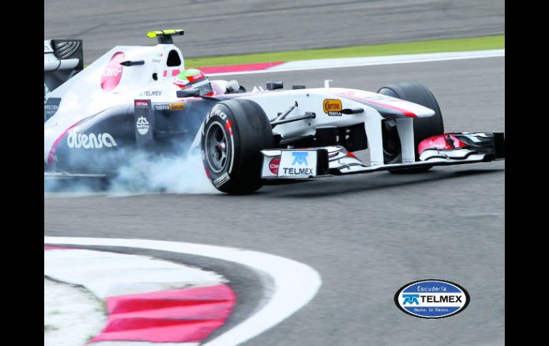 El piloto tapatío Sergio Pérez, del equipo Sauber, conduce su monoplaza durante la primera sesión de entrenamiento. EFE  /