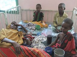 Una mujer somalí con sus hijos, se encuentran a la espera de ser tratados en el hospital de Banadir, en Mogadiscio. AP  /