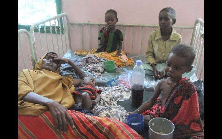 Una mujer somalí con sus hijos, se encuentran a la espera de ser tratados en el hospital de Banadir, en Mogadiscio. AP  /