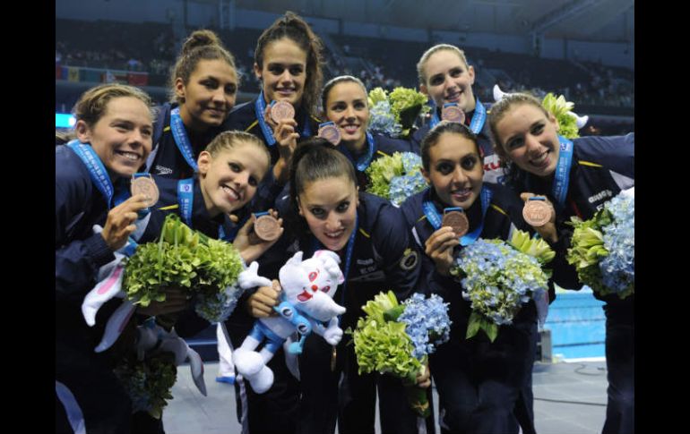 El equipo español celebra su quinta de bronce dentro del Centro de deportes oriental. AFP  /