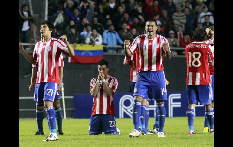 Jugadores de la Selección de Paraguay celebran triunfo ante Brasil en partido de la Copa América en Argentina. MEXSPORT  /