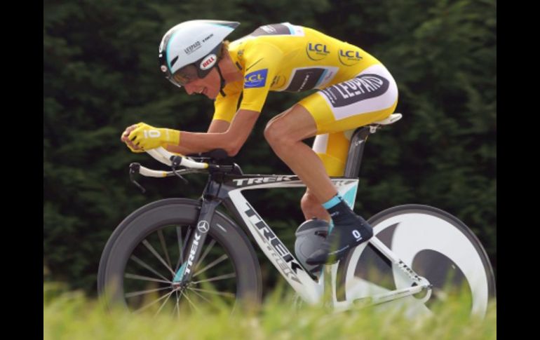 El ciclista luxemburgués Andy Schleck (Leopard), durante la penúltima etapa del Tour de Francia. EFE  /